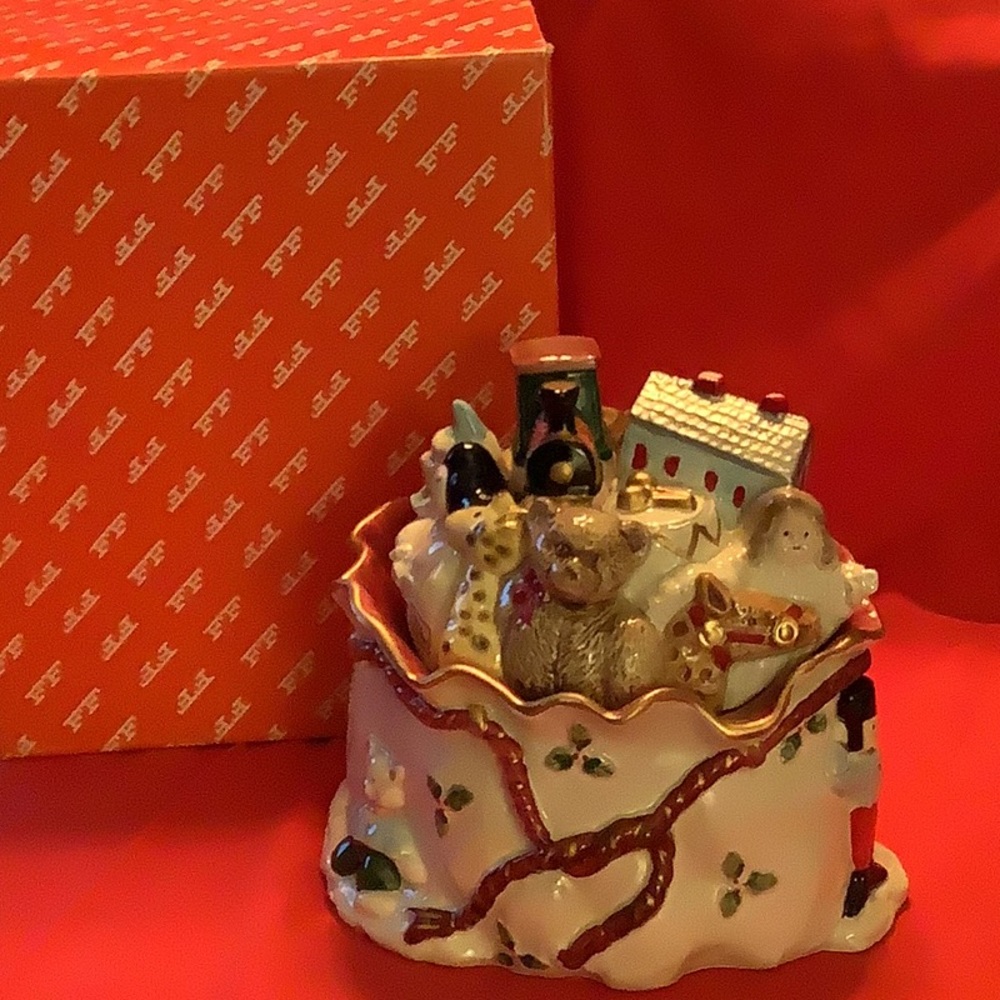 Fitz and Floyd lidded box